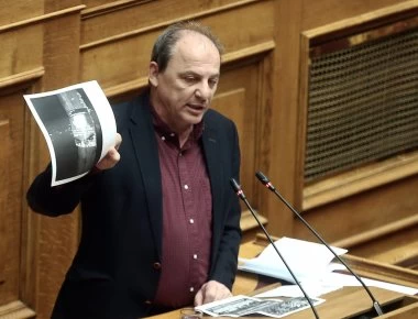 Βουλευτής του ΣΥΡΙΖΑ «διατάζει» τον επικεφαλής αστυνομικό: «Θα κρατηθούν όλοι!» (βίντεο)